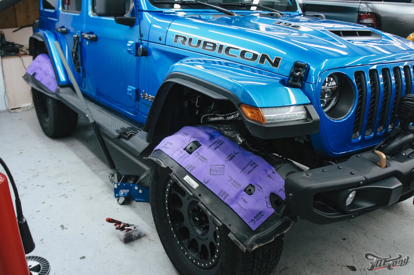 Прокачали Jeep Wrangler Rubicon, часть 1: комплексная шумоизоляция, новая акустическая система, перетяжка элементов в кожу. Процессы